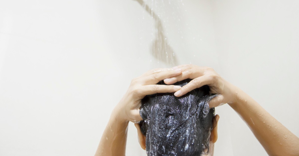 Lavarsi i capelli sotto la doccia