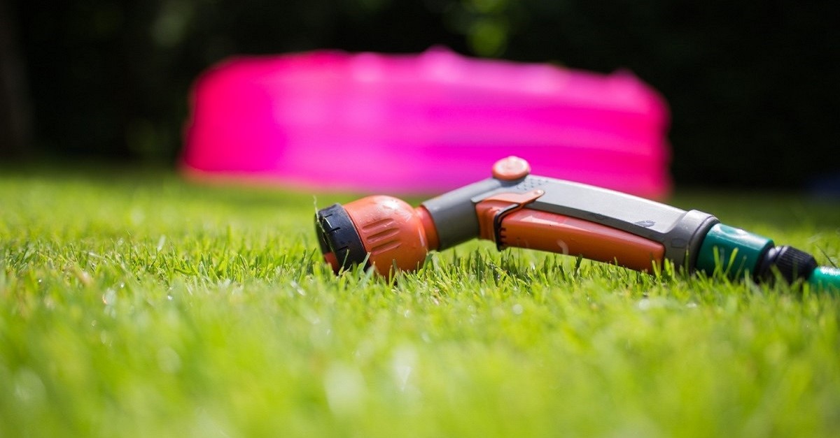 Un tubo da giardino su un prato