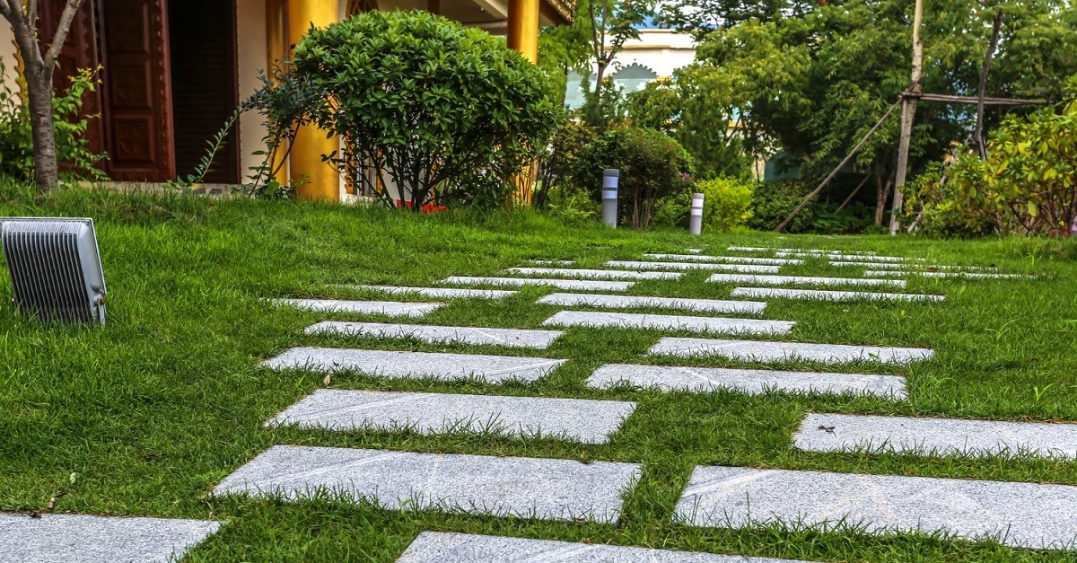 Giardino con fari e paletti luminosi