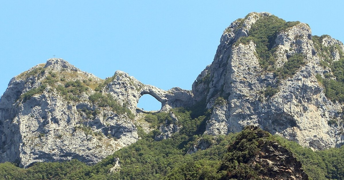 Il Monte Forato, sulle Alpi Apuane
