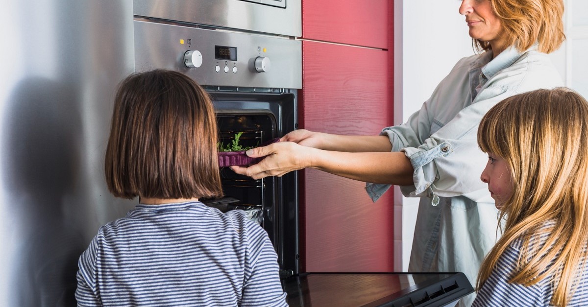 Donna mette un dolce in forno