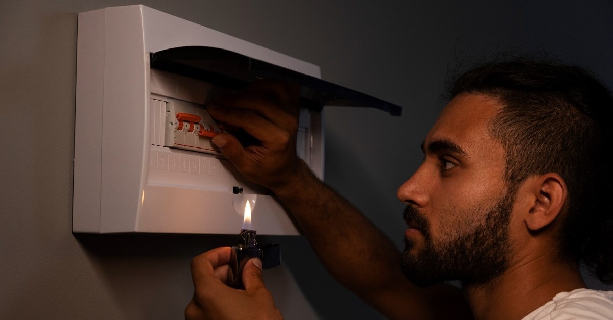 Uomo riattiva il contatore dopo che è scattato