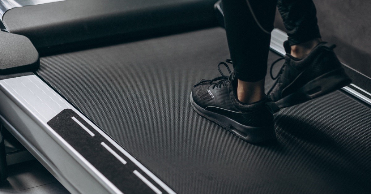 Piedi di una persona sul tapis roulant