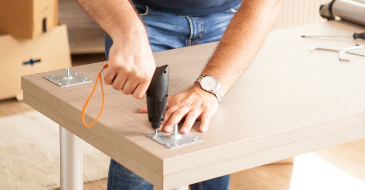 Rinforzo di un tavolo con piano in legno