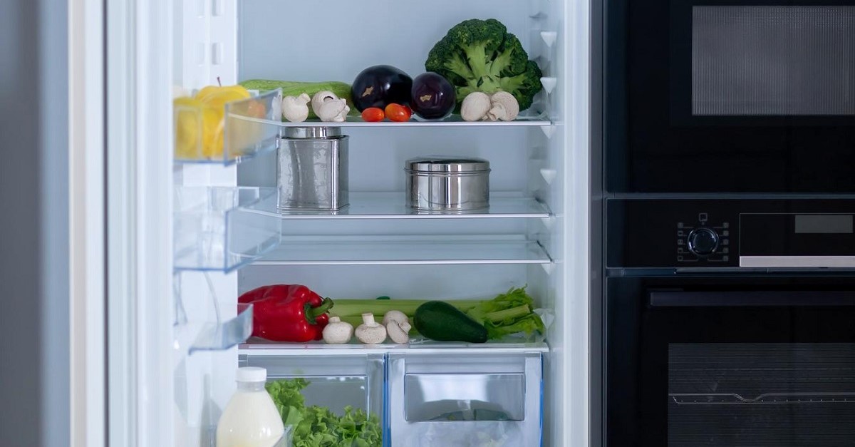 I vari ripiani di un frigo aperto