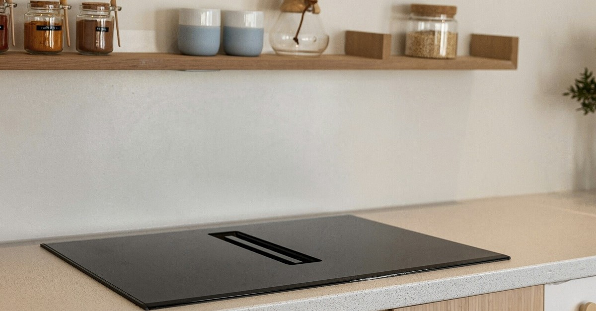 Un piano a induzione con cappa integrata