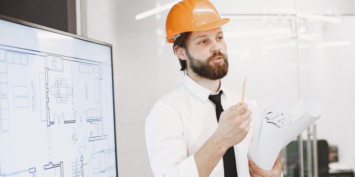 Architetto e ingegnere mostra il progetto di un edificio