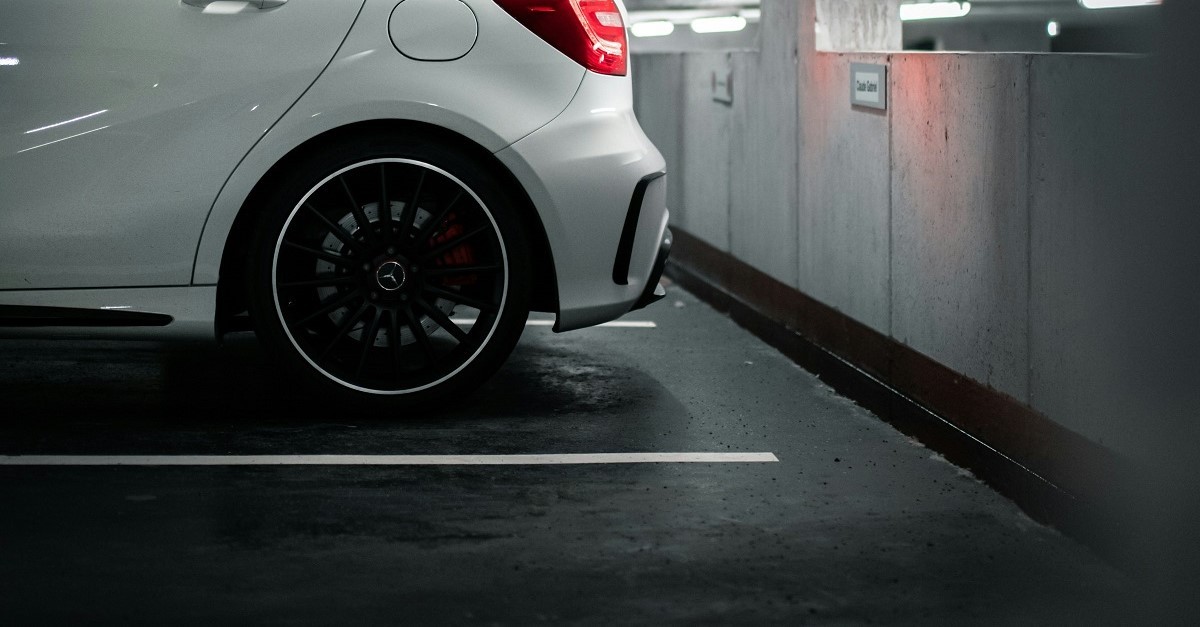 Auto posteggiata in garage