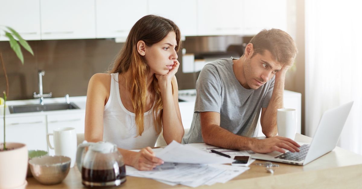 coppia che studia il bilancio 