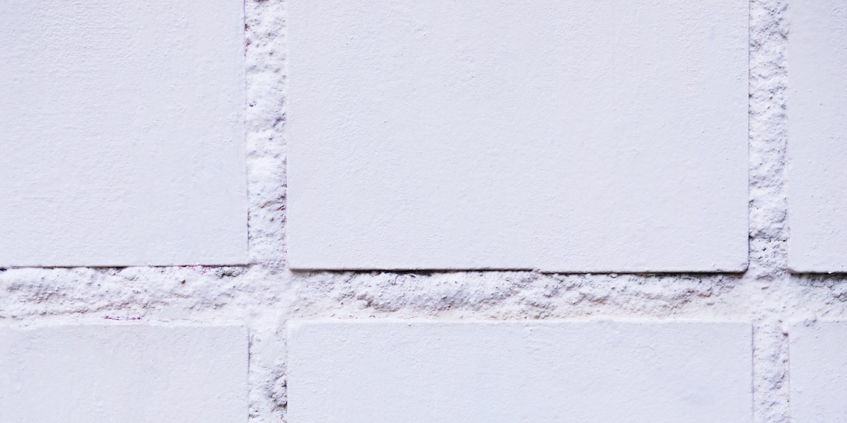 Stratigrafia della parete con intonaco, strato di materiale isolante e cartongesso; 