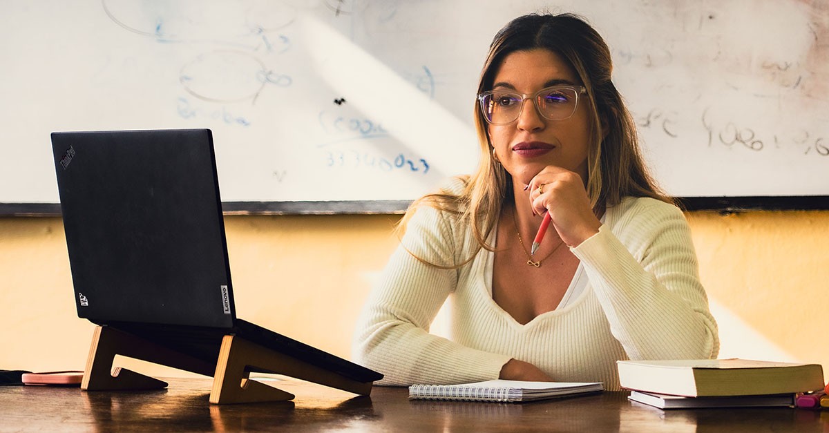 Docente con laptop
