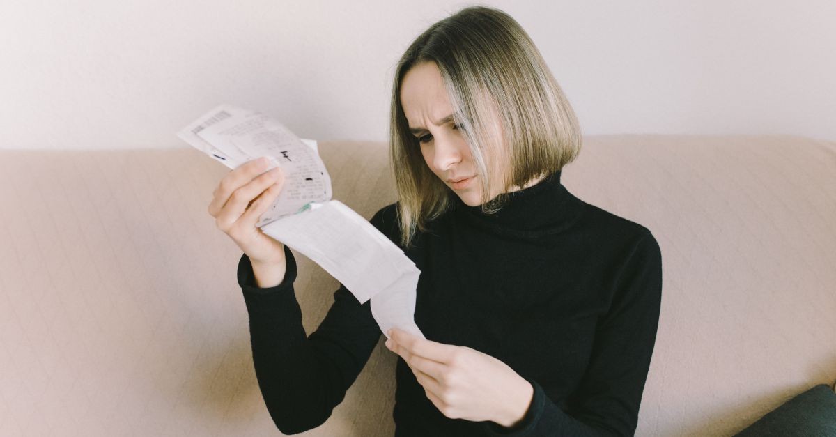 donna che studia i conti 
