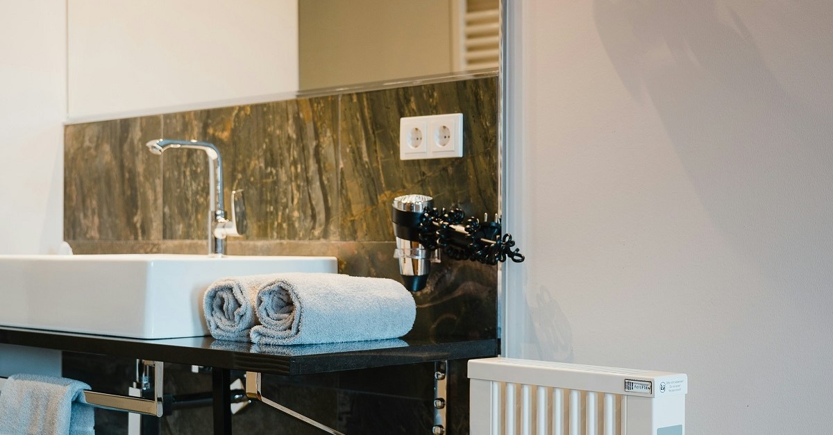 Bagno con termosifone, phon e scaldasalviette