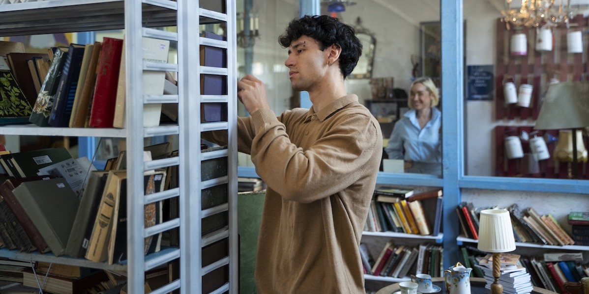Amici che vanno a fare acquisti in una libreria