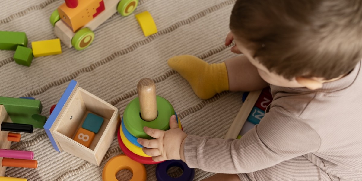 Bambino che gioca con giocattoli colorati