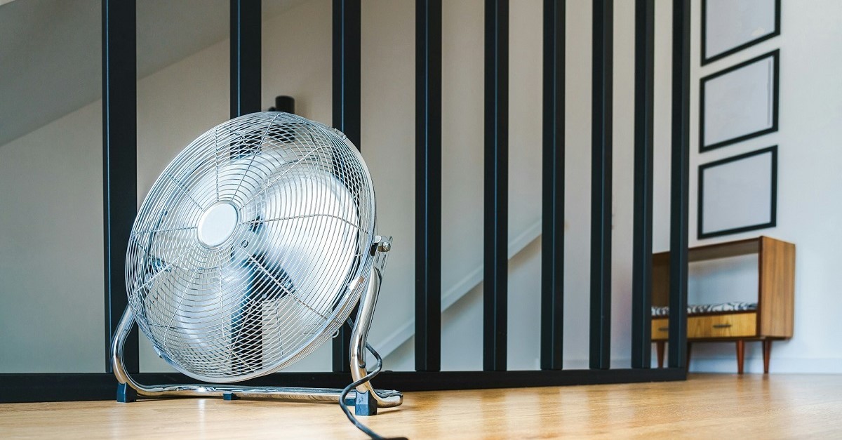 Un ventilatore posato sul pavimento