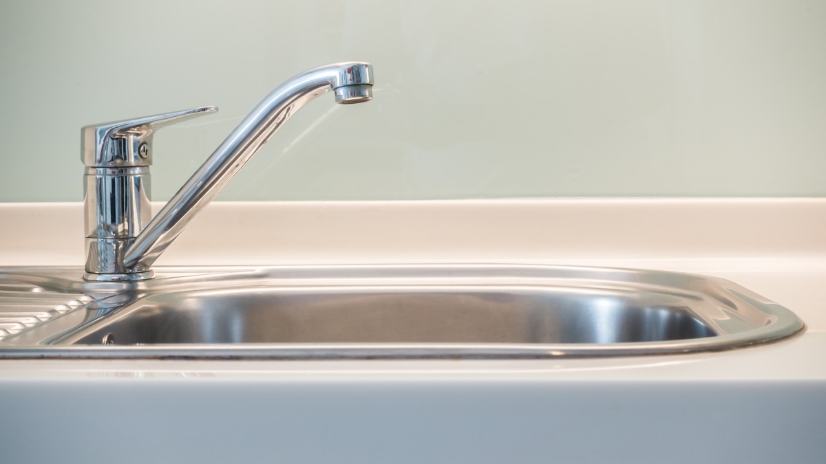 bicchiere d'acqua lavandino
