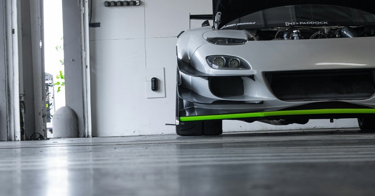 Una macchina in garage