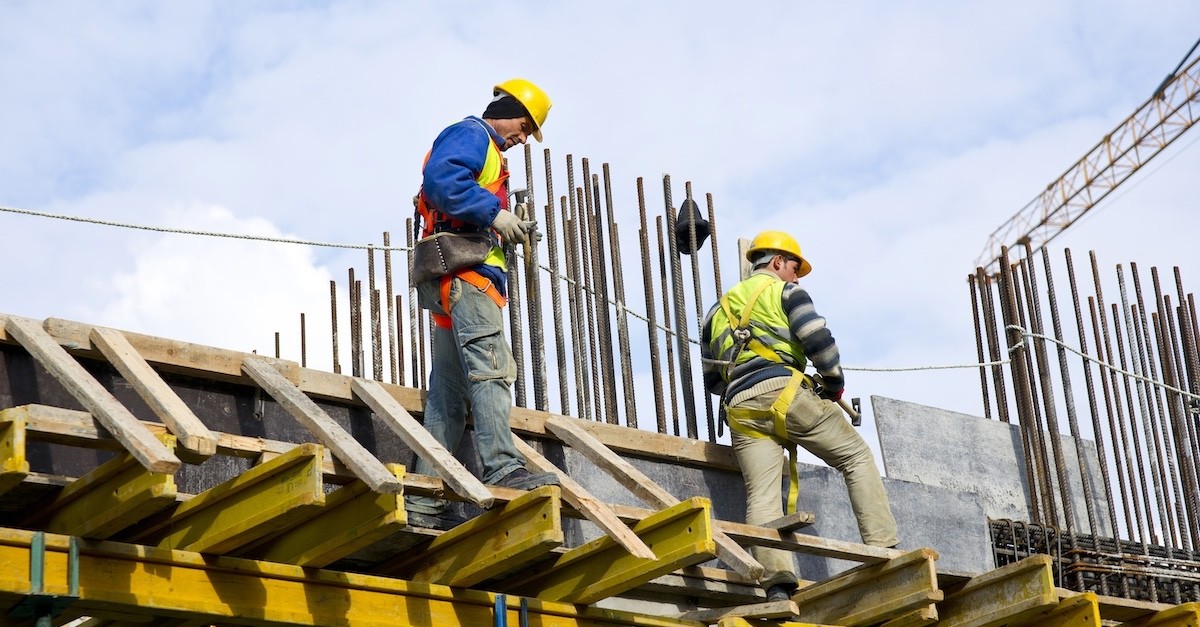 Operai al lavoro in cantiere