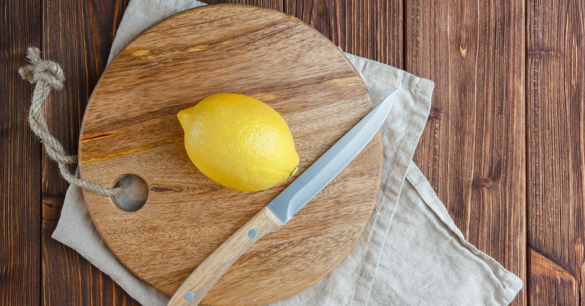 limone su tagliere in legno