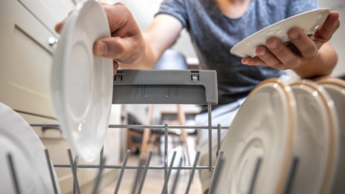 Cosa succede se metti il sapone liquido nella lavastoviglie?