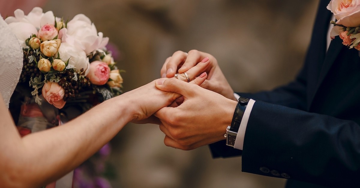 Scambio delle fedi nel corso di un matrimonio