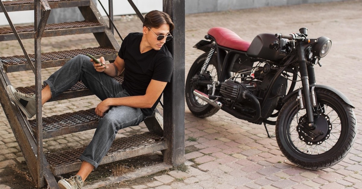 Moto parcheggiata vicino alle scale