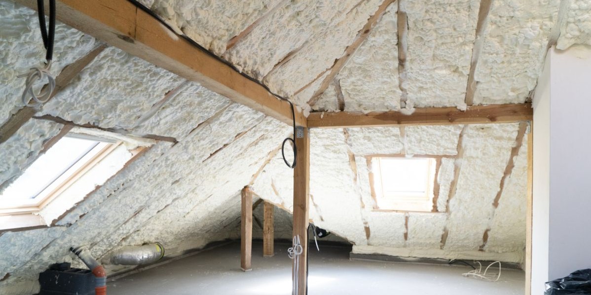 Installazione di pannelli di isolamento termico, come lana di vetro o schiuma poliuretanica, nel tetto di una mansarda