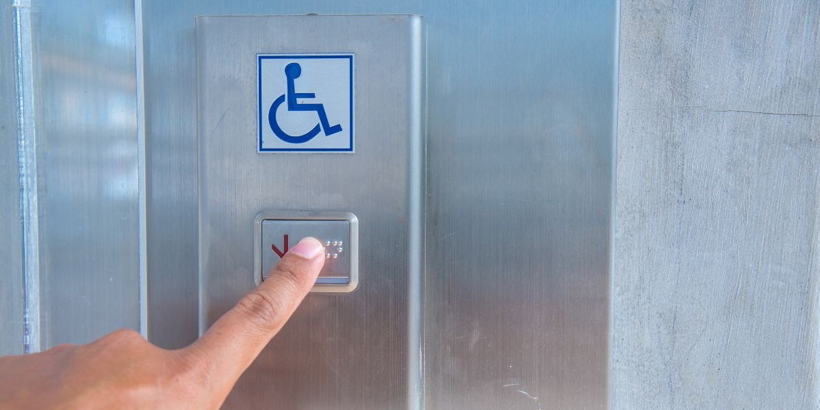 Ascensore con simbolo della sedia a rotelle per disabili