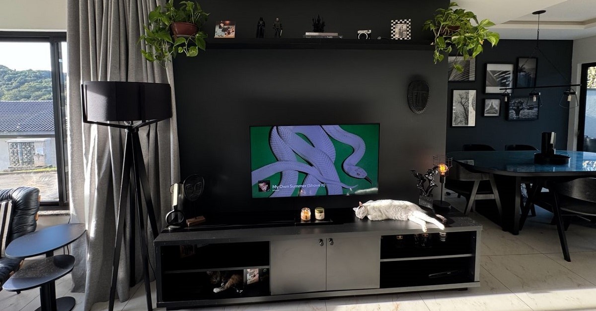 Televisore acceso in soggiorno