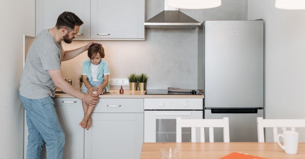 Cucina con frigo freestanding