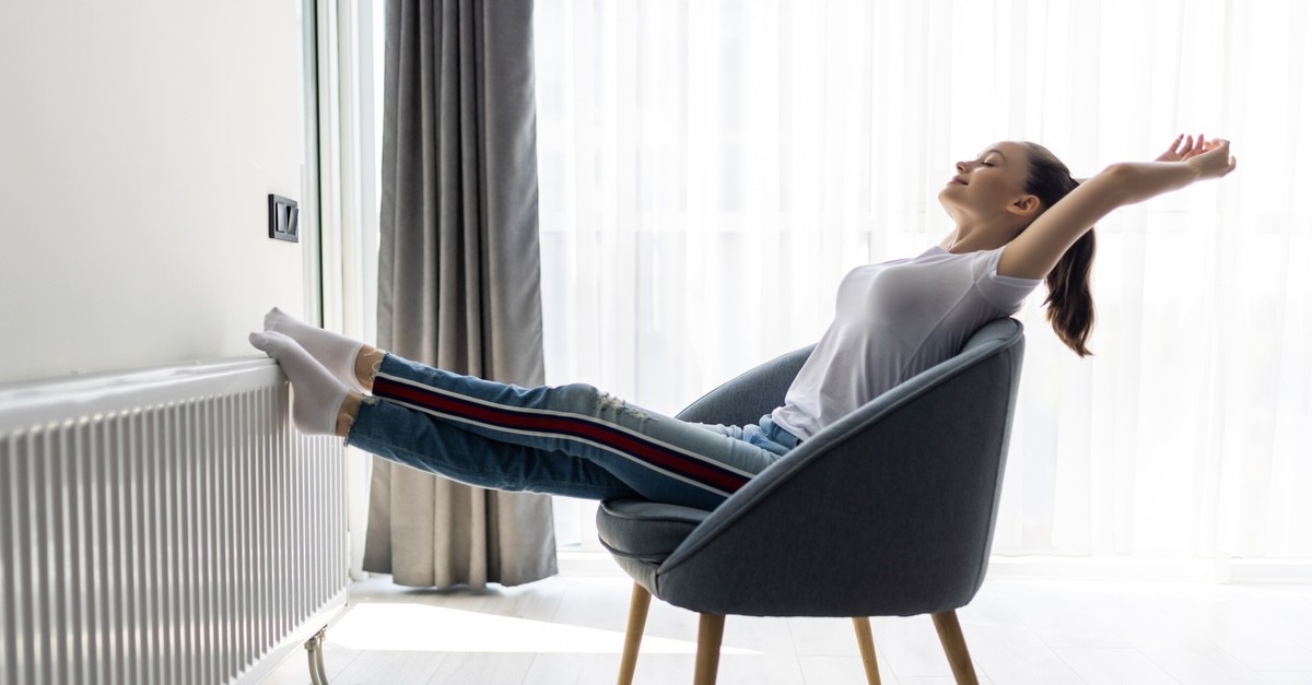 ragazza in una casa fresca