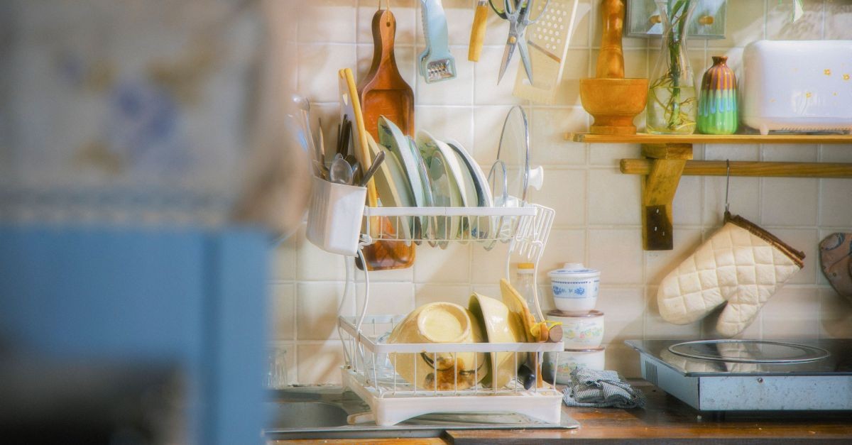scolapiatti bianco in una cucina vissuta 