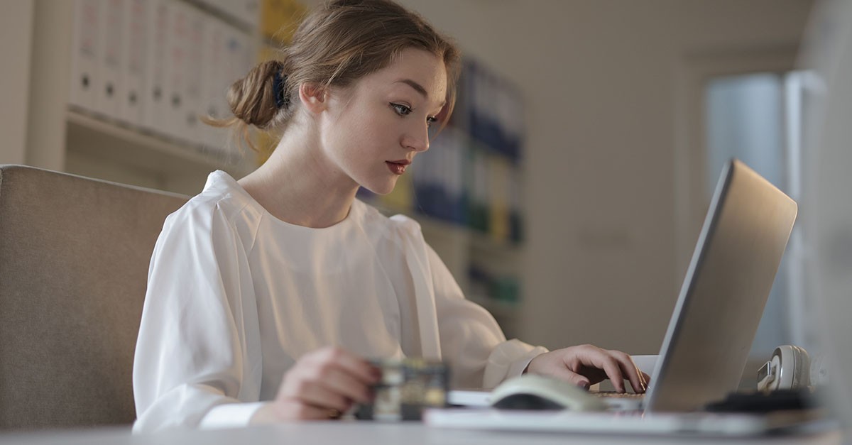 Studentessa al computer