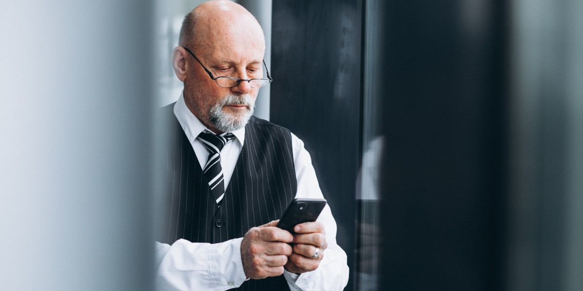 uomo e smartphone