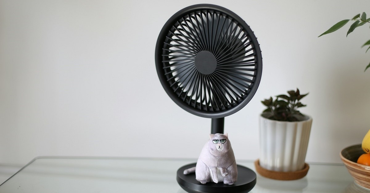 Un piccolo ventilatore da tavolo