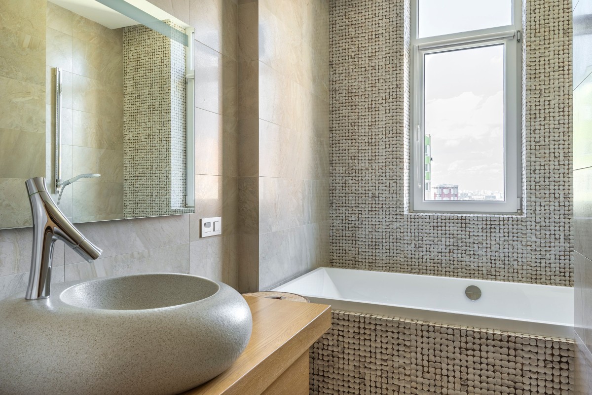 Bagno con rivestimento in stile mosaico