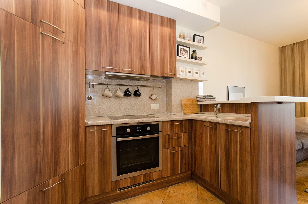 Cucina con mobili in legno