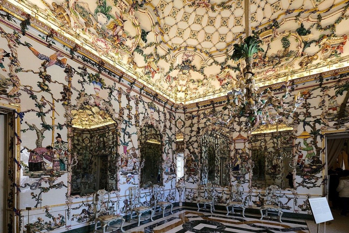 Tapiz cerámico de escenas orientales, frutas y figuras en relieve en el Gabinete de porcelana.