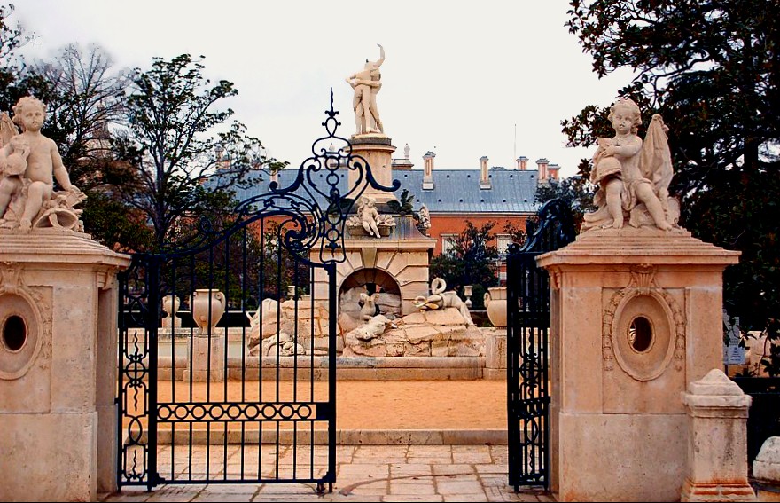 Reja de hierro forjado y querubines custodiando la puerta del jardín de Parterre.