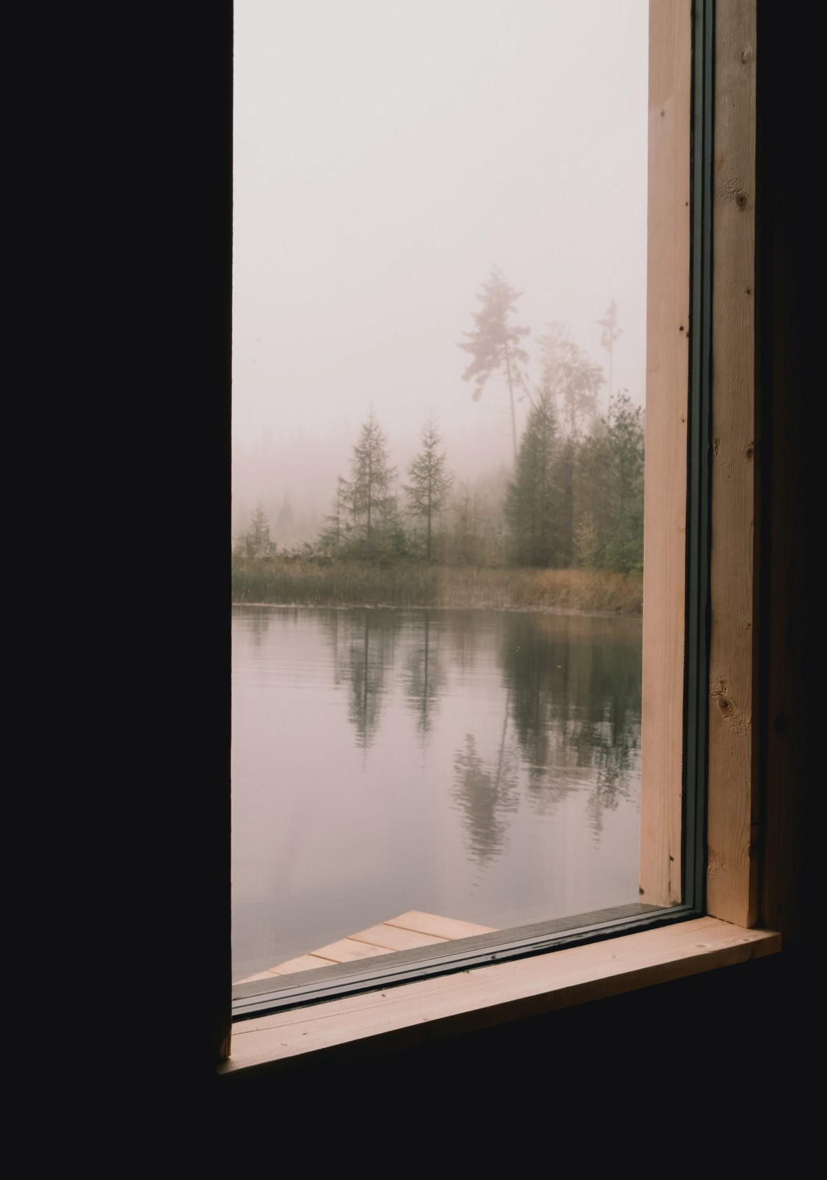 Gli interni offrono una vista diretta sul lago attraverso le finestre