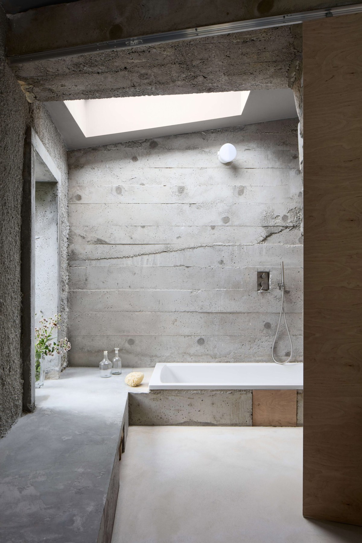 Bagno con vasca da bagno integrata