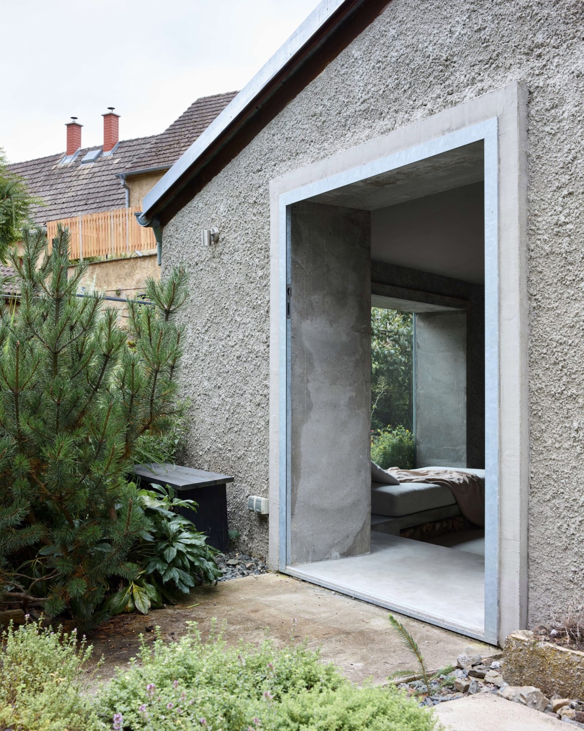 La casa dispone di aree ricreative immerse nella natura, come un giardino o una cucina all'aperto
