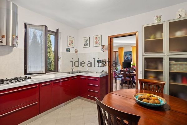 Cocina de color vino tinto