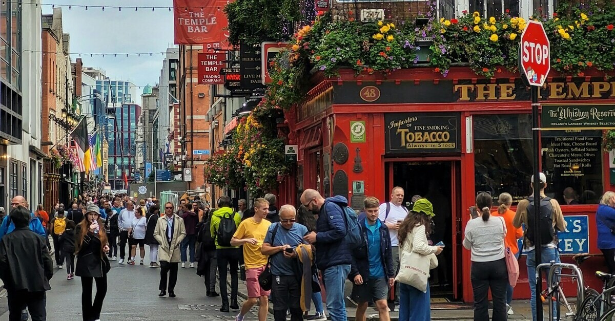 Un pub a Dublino pieno di fiori