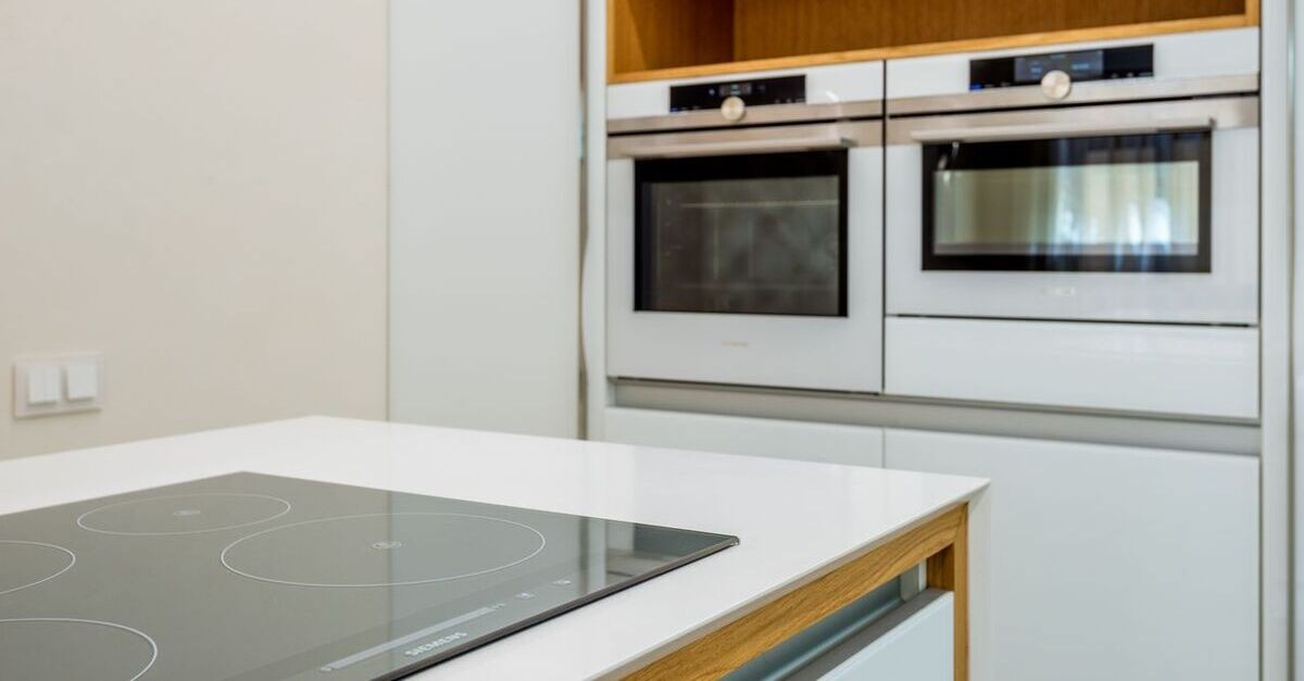 Piano ad induzione in una cucina moderna