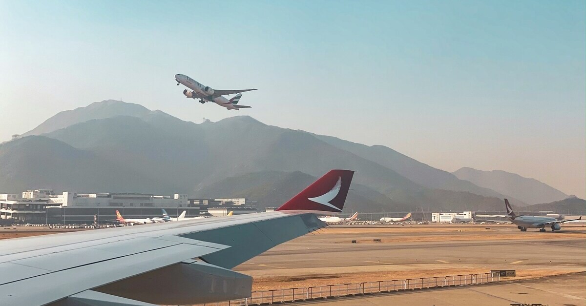 Aereo in decollo dall'areoporto di Dubai