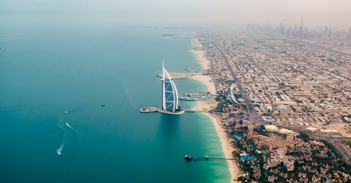 Vista dall'alto di Dubai con la storica vela
