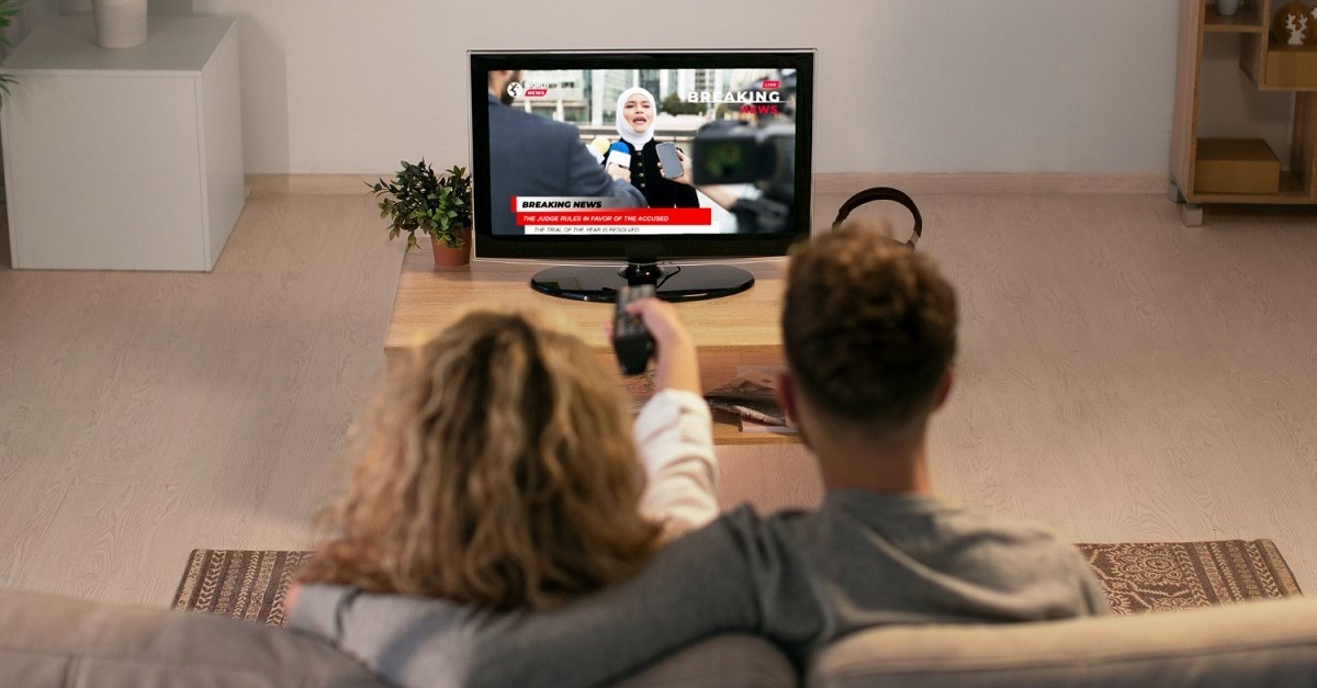 Una coppia davanti alla TV