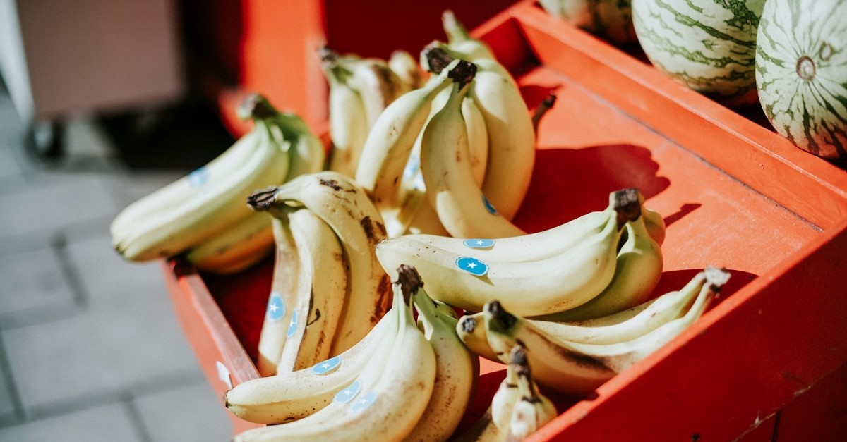 Bollini adesivi sulle banane di una bancarella
